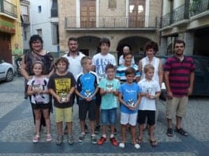 Los más pequeños con sus trofeos. Estadillaajedrez1