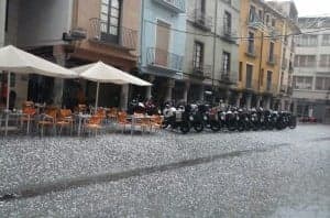 Plaza del Mercado cubierta de granizo.