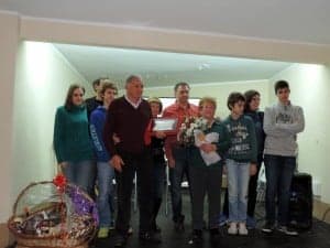 Los homenajeados con la familia.
