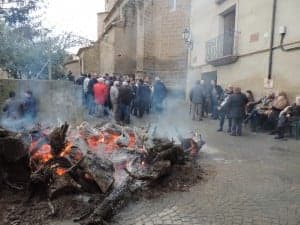 La gente alrededor de la hoguera