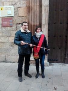 Ronda Somontano_El alcalde entrega el bastón de mando y la banda a Mery López. SantaAgueda1