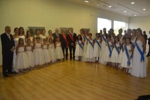 Damas del 2015 y del 2016 con el alcalde, concejal, mantenedor y presentador del acto. Ronda Somontano. RondaSomontano_Damas