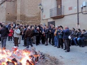 Los vecinos se reunen al calor de la hoguera