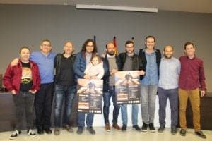 Fotografía de la presentación, con el concejal de Cultura (tercero por la izda), músicos y miembros de la ACR Trapos. Foto: Ayuntamiento de Binéfar.