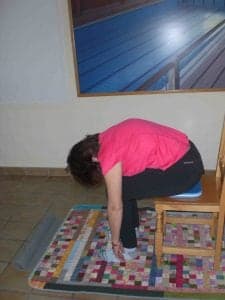 Contraportada no 56. Imagen 1. (Plegar es palda desde postura sentada con silla)