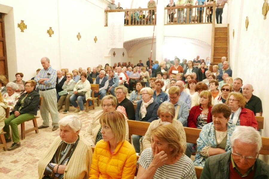 Misa en el interior de la ermita