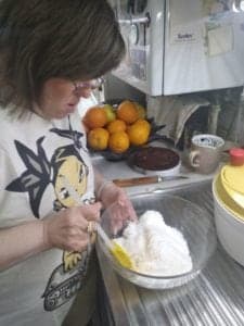 Ana Cera elaborando los coquitos