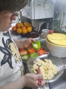 Ana Cera elaborando los coquitos