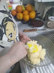 Ana Cera elaborando los coquitos
