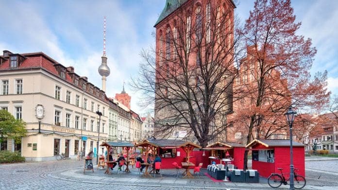 Nikolaikirche, winter market with Feuerzangenbowle, Nikolaiviertel, Berlin's historic center, Berlin, Germany