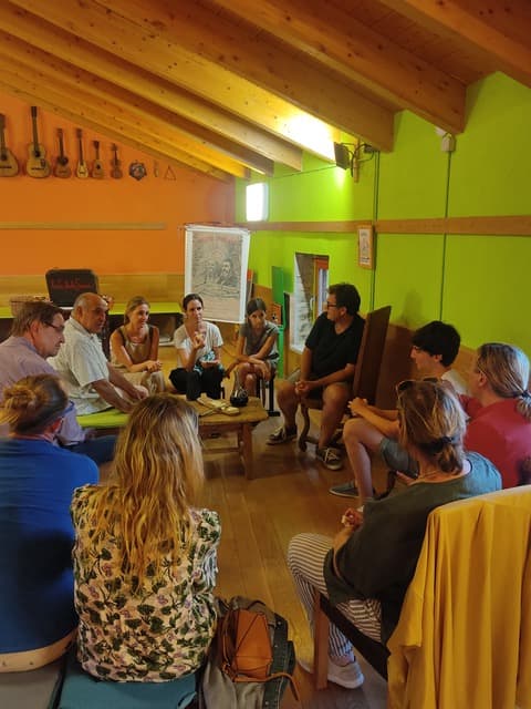 Familiares de Joaquín Costa visitan la Casa de los Títeres de Abizanda