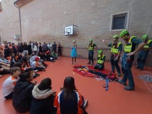 El GREIM realiza una exhibición en el colegio San José de Calasanz de Barbastro