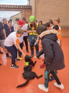 El GREIM realiza una exhibición en el colegio San José de Calasanz de Barbastro