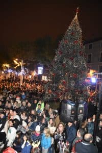 Cientos de barbastrenses acuden al Encendido de luces de Navidad de Barbastro