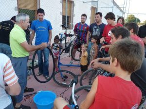 El taller mostró como arreglar un pinchazo.