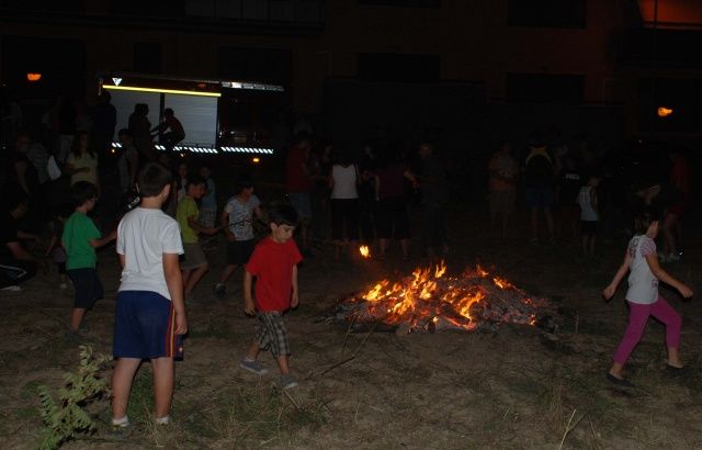 Barbastro y Monzón queman sus hogueras de San Juan en la noche más mágica