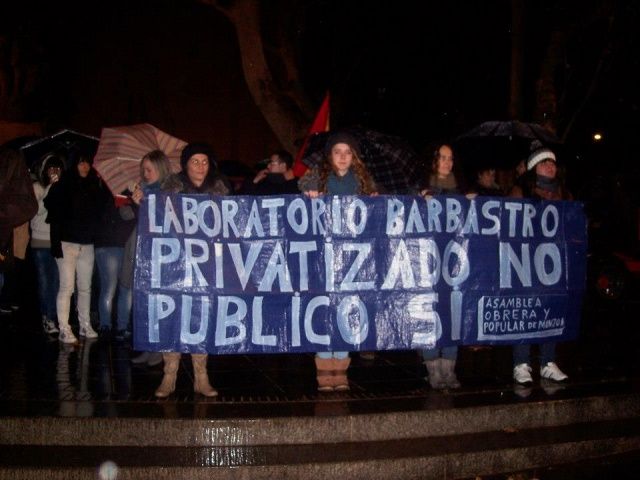 Medio millar de personas se manifiestan en Barbastro y Monzón contra la creación de un macro laboratorio en Zaragoza que mermaría el del hospital altoaragonés