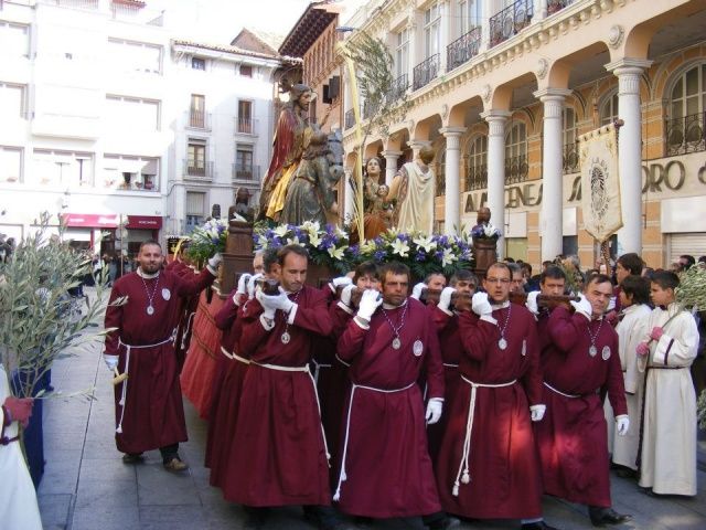 Las palmas y olivos toman la calle para celebrar el Domingo de Ramos en Barbastro