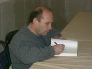 El autor, firmando ejemplares de su novela. El autor, firmará ejemplares de su novela.