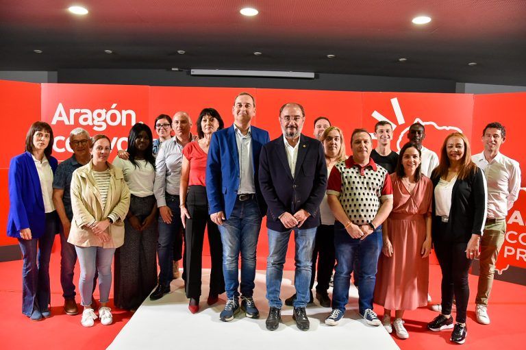 Lambán en Binéfar: “A Azcón Aragón le viene grande”