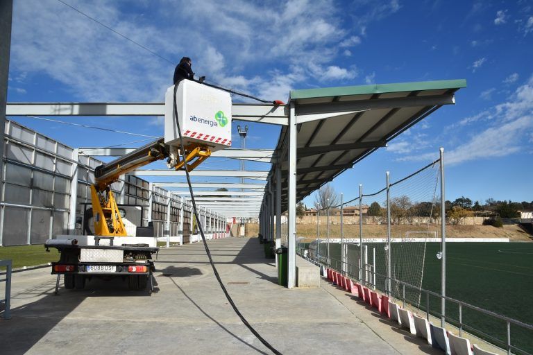 Las pistas de atletismo y el campo de fútbol artificial, ya tienen iluminación eléctrica