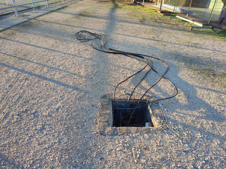 Las pistas de atletismo y el campo de fútbol artificial de Barbastro, sin luz por el robo del cableado