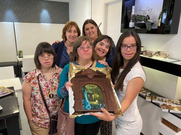 La Hermandad del Santo Cristo y La Dolorosa dona una coca a Down Huesca