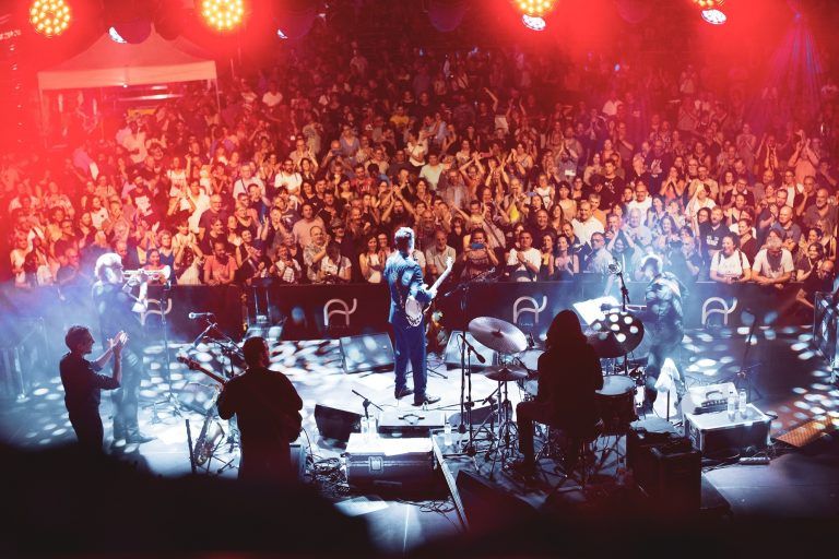 Santiago Auserón, una lección de maestría musical sobre el escenario del Festival Castillo de Aínsa