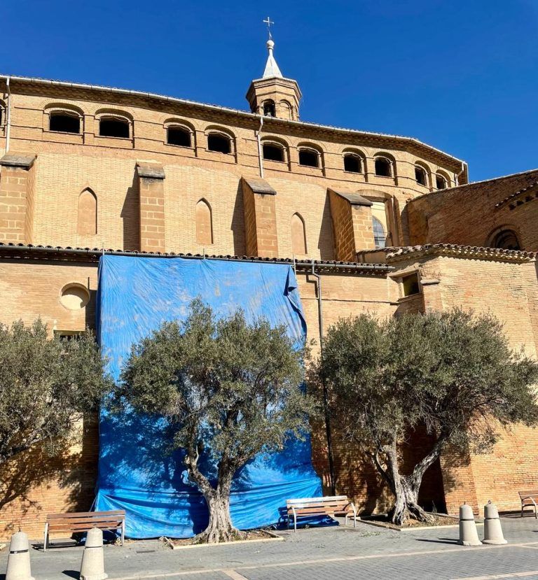 El Obispado retira la simbología franquista de la iglesia de San Francisco de Barbastro