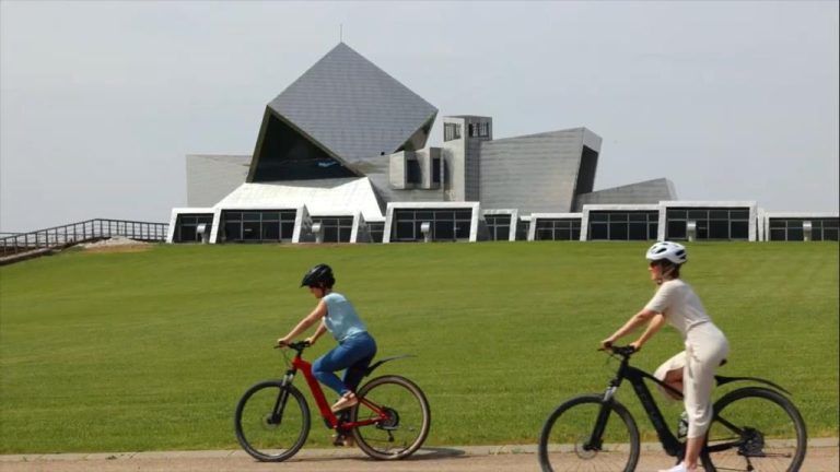 E-nociclismo de Bodega Sommos y ‘El retablo te cuenta’ de Torreciudad, nominados Premios a la Mejor Experiencia Turística de Aragón 2023