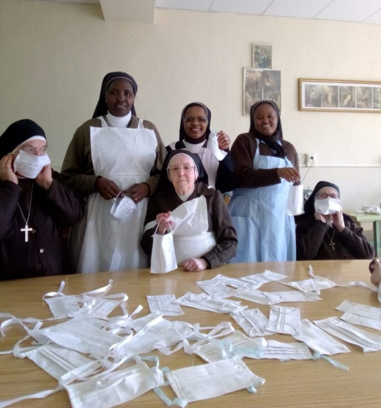 Las Capuchinas confeccionan mascarillas para el Hospital de Barbastro