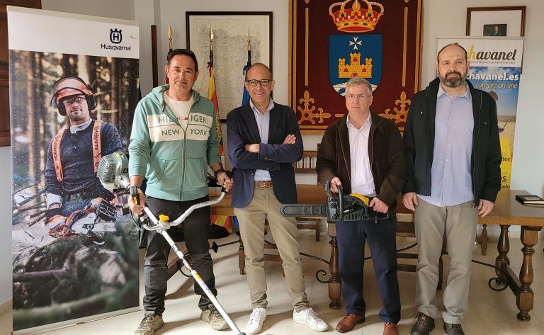 Chavanel dona motosierra y desbrozadota al Ayuntamiento de Castejón del Puente