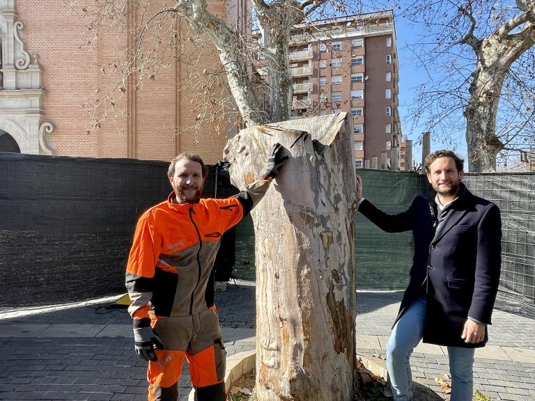Una escultura en talla de madera homenajeando a las víctimas de COVID en Monzón