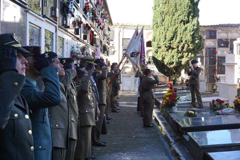 Acto militar del día 2 de noviembre en el cementerio de Barbastro