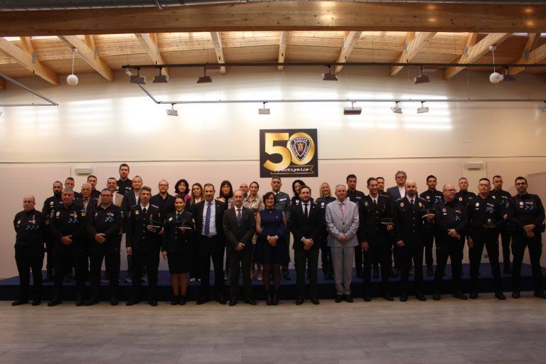 El Ayuntamiento de Binéfar homenajea a la Policía Local en el 50 aniversario de su creación