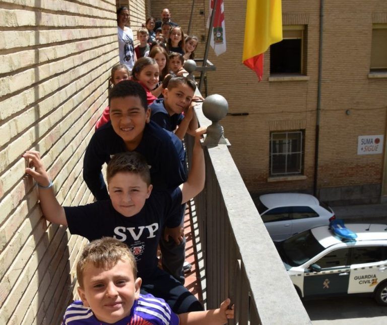 Alumnos de San Vicente exploran el ayuntamiento de Barbastro