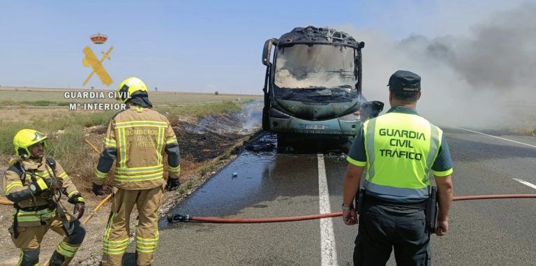 Incendio en un autobús que circulaba por la N-II Km. 426, termino municipal de Fraga