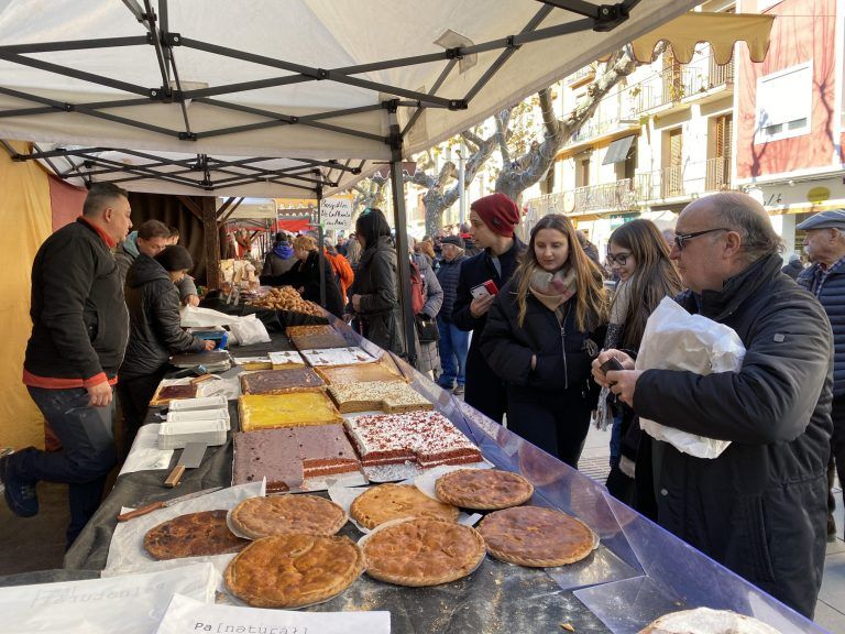 Miles de personas disfrutan en Barbastro de la tradicional la Feria de la Candelera