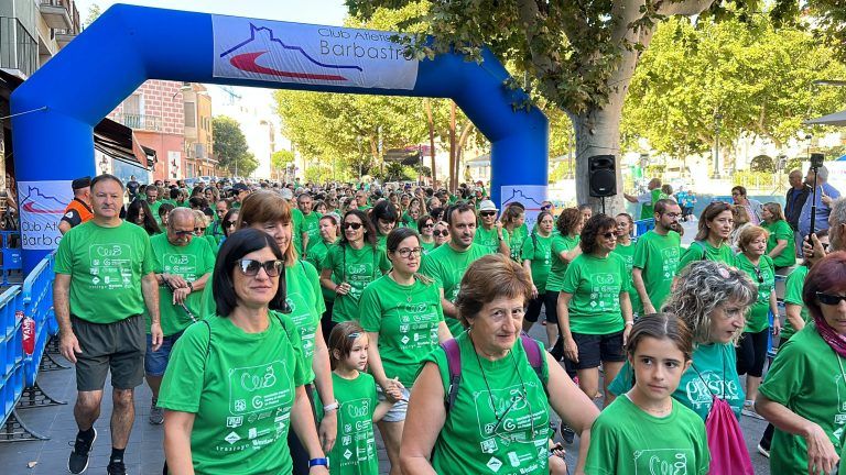 Barbastro se tiñe de verde en una marcha solidaria contra el cáncer