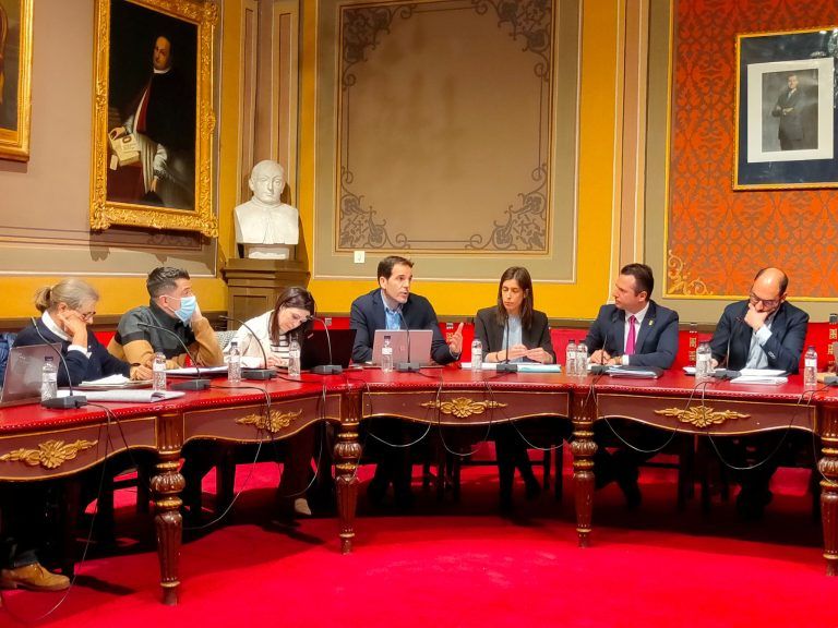 La moción del PSOE para aprobar los presupuestos sale adelante con el apoyo de todos los partidos políticos excepto PP y Ciudadanos