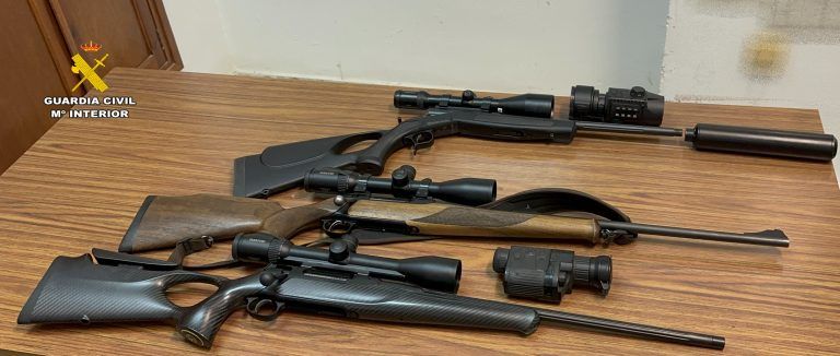 La Guardia Civil denuncia a un cazador por incumplir la normativa sobre caza y encuentran una cabeza de sarrio en su mochila