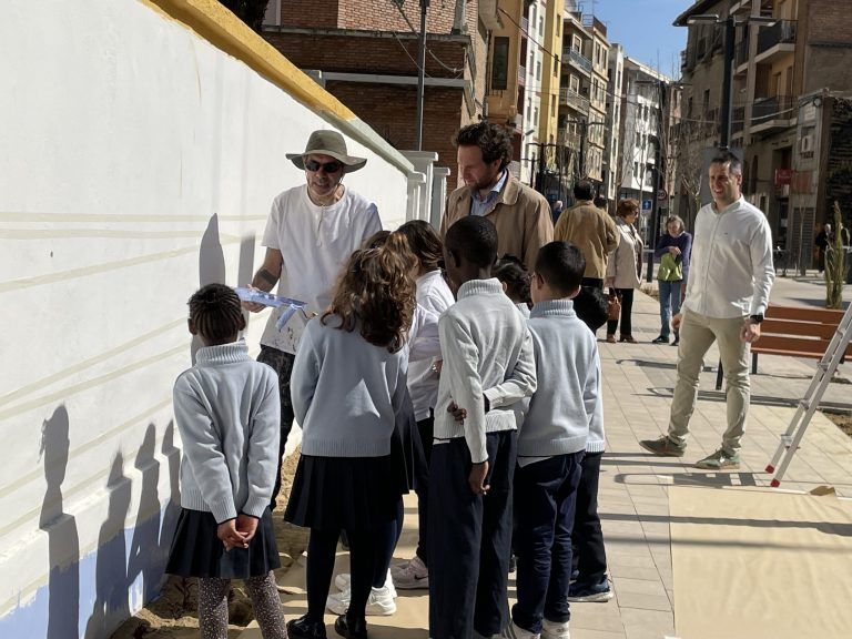 Escolares de Monzón participan en el nuevo mural de arte urbano