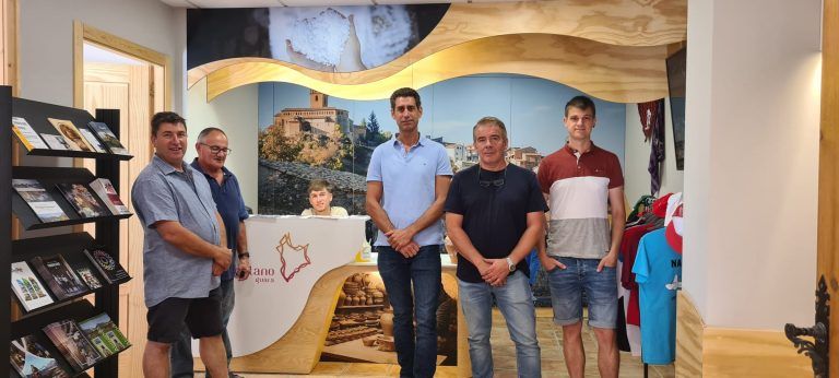 Guara Somontano completa en Naval la unificación de la imagen de las oficinas de turismo municipales