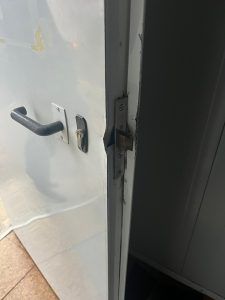 Puerta forzada. 