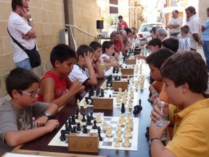 Niños y adultos meditan su jugada en Castillazuelo. Niños y adultos meditan su jugada en Castillazuelo.