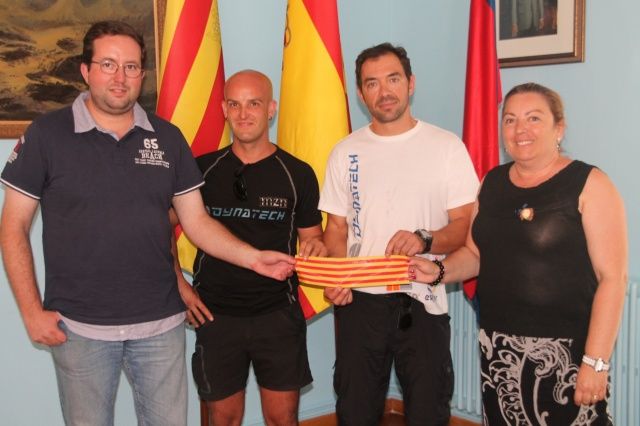El Ayuntamiento de Monzón desea buena suerte al montañero Raúl Martínez y le entrega un banderín