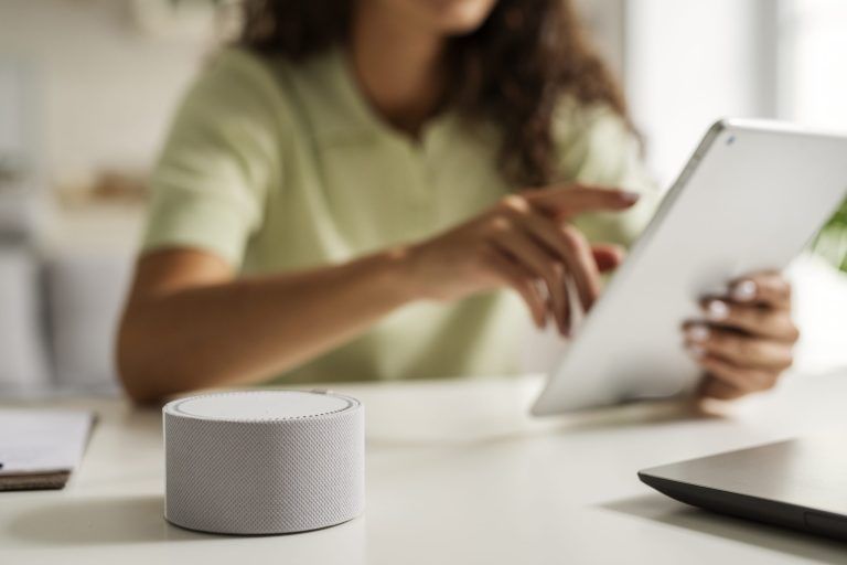 ¿Qué usos puedo darle a un altavoz inteligente?
