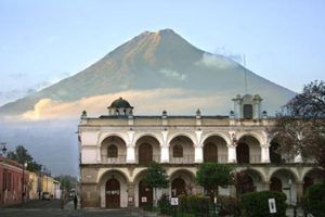 Antigua está rodeada de volcanes. Antigua está rodeada de volcanes.