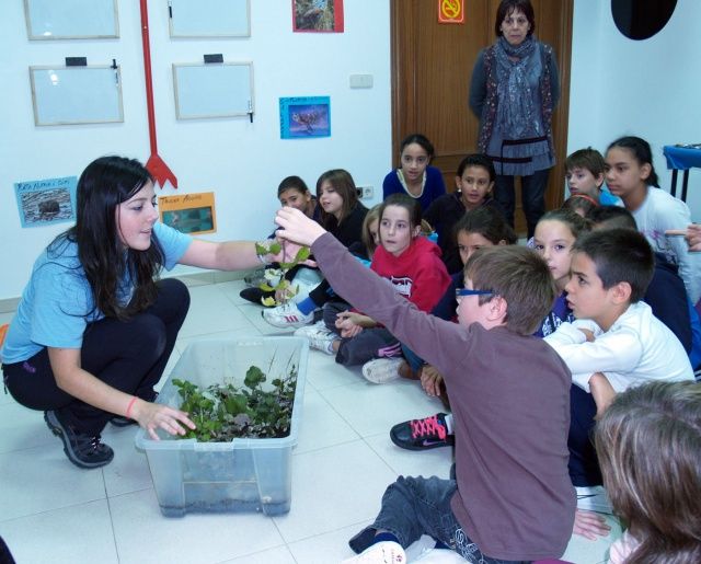 Entrega de firmas recogidas para paralizar la privatización del Aula de Naturaleza de la DPH