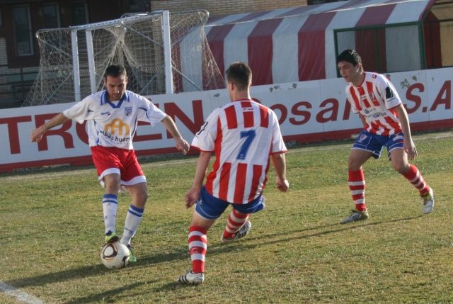 El Barbastro se desplomó al final y el Monzón empató frente al colista